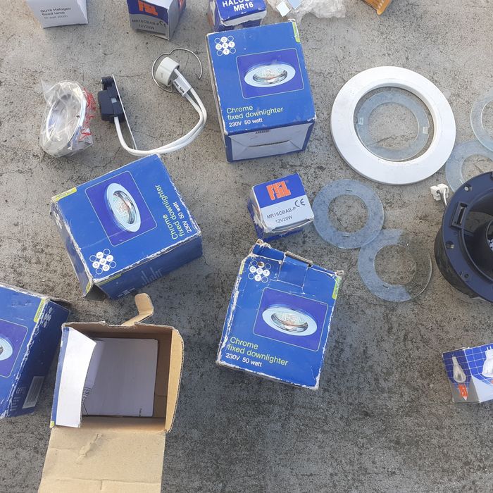 Lustre de pus în cameră pentru becuri . Și mai multe.