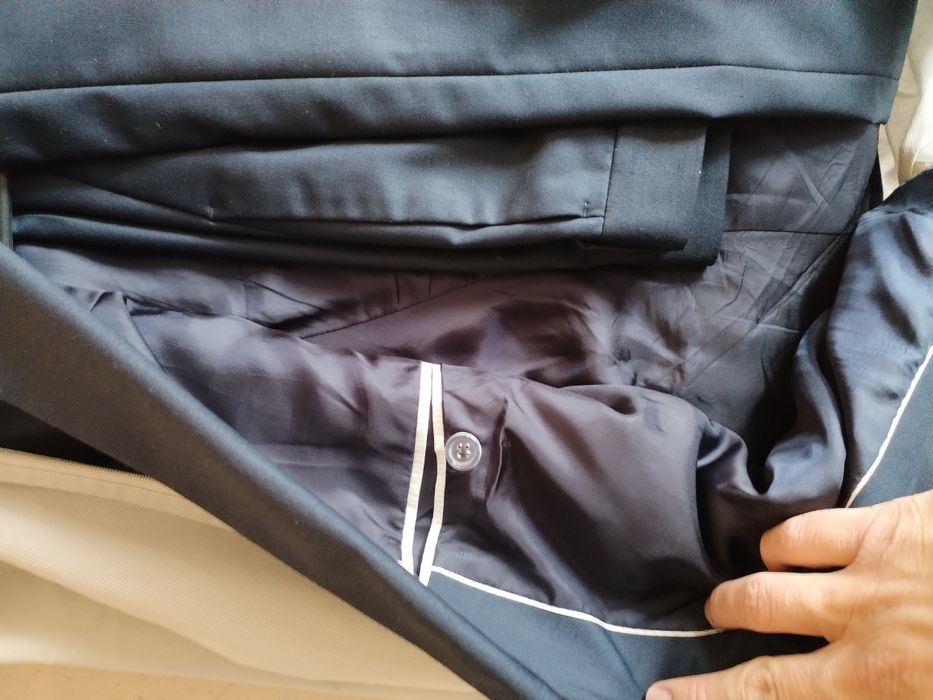 Официален костюм