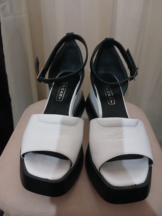 Женские босоножки