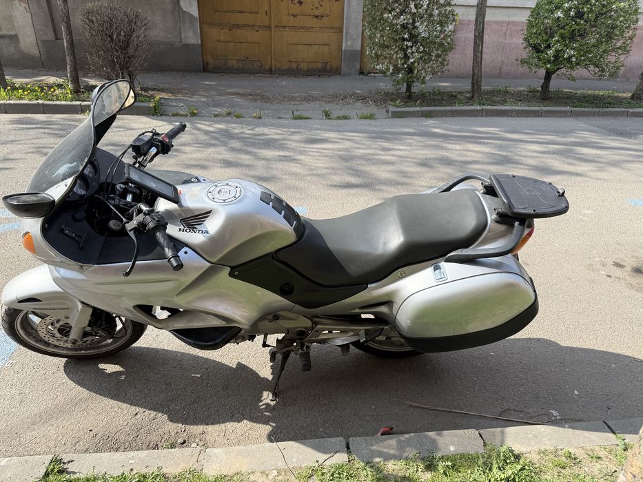 Motocicleta Honda Deauville 650 cmc