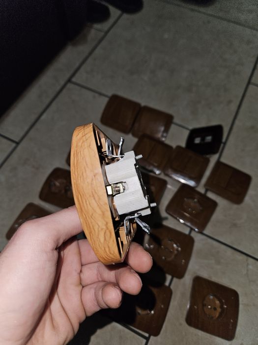 Prize si intrerupatoare stil lemn