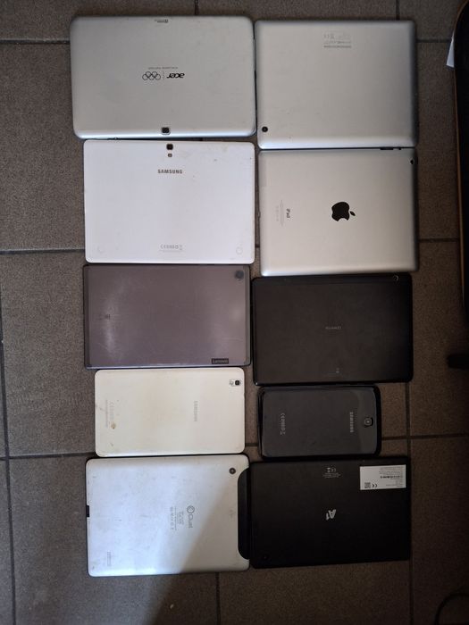 Vand lot 50 telefoane de piese