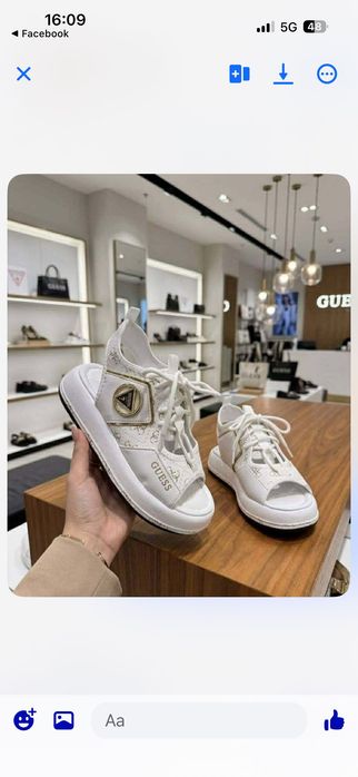 Бели сандали Guess
