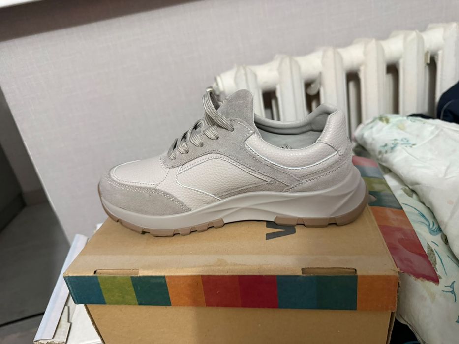 Продаются кроссовки новые . 37 размера