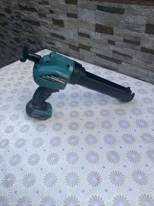 Акумулаторен пистолет за силикон MAKITA DCG180Z