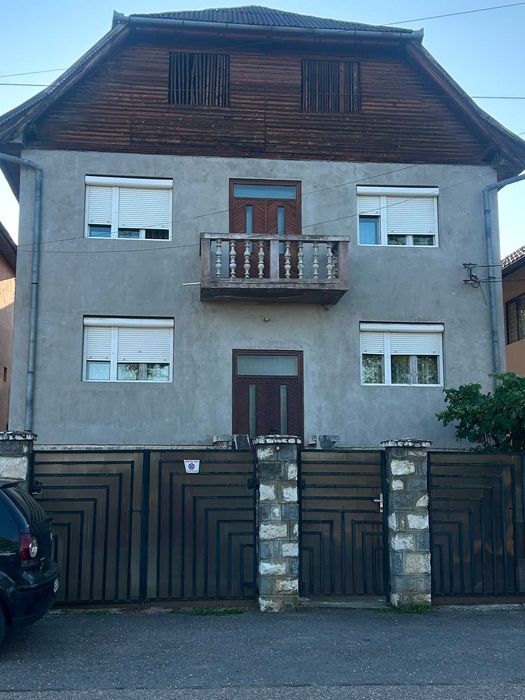 Casă solidă Demisol+P+E | Ideală Locuință sau Cabinet Medical (Zonă Spital Municipal Reghin)