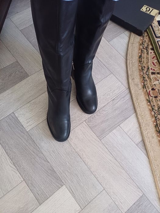 Новые сапоги, одевала  2 раза, разонравились, не буду одевать.