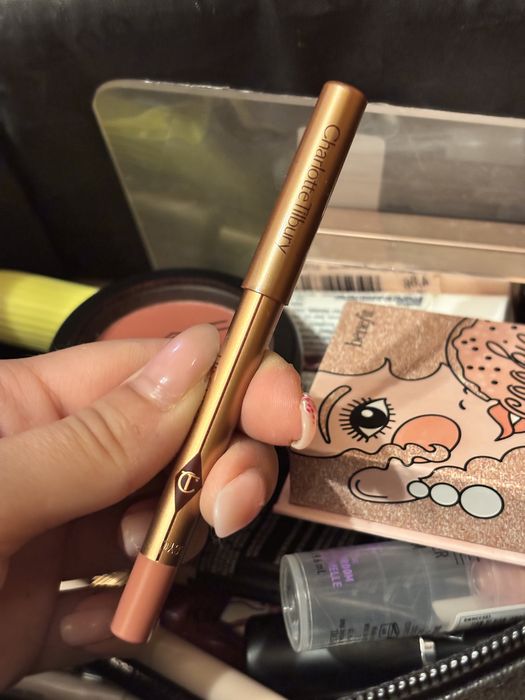 молив за устни на Charlotte Tilbury