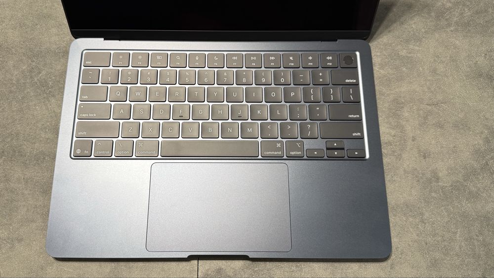 Продам MacBook Air 13 M4