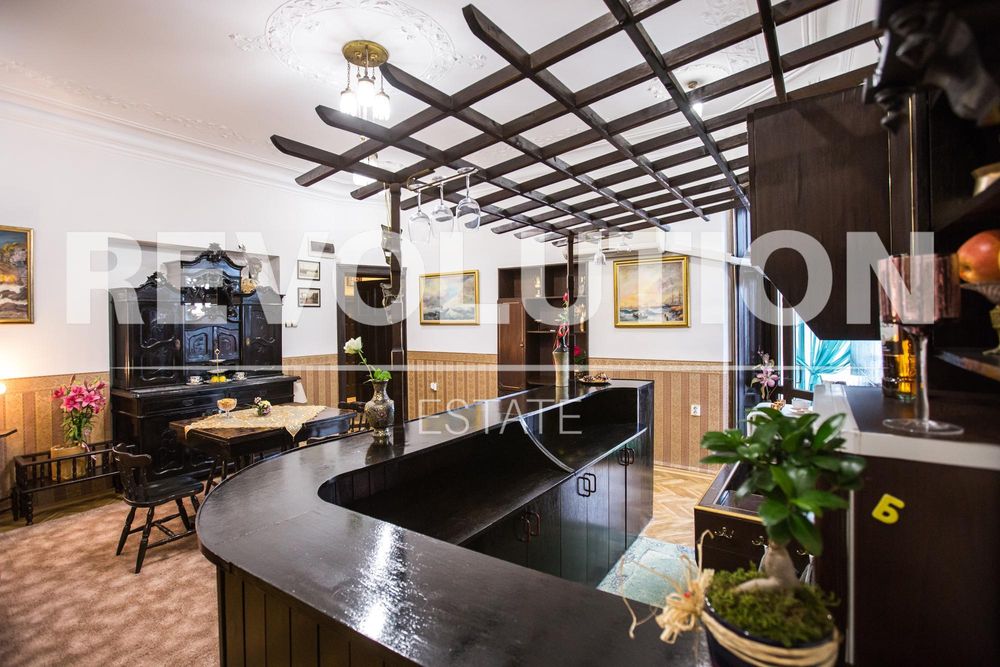 Дава се под наем Многостаен апартамент в Варна, Център - 210 кв.м за 900 € - Снимка #1