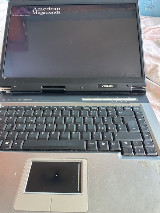 Laptop in stare foarte buna , trebuie dat reset si este perfect functional