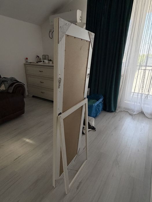 Vând oglindă decorativă cu ramă (pe perete sau de podea) – Stare impecabilă