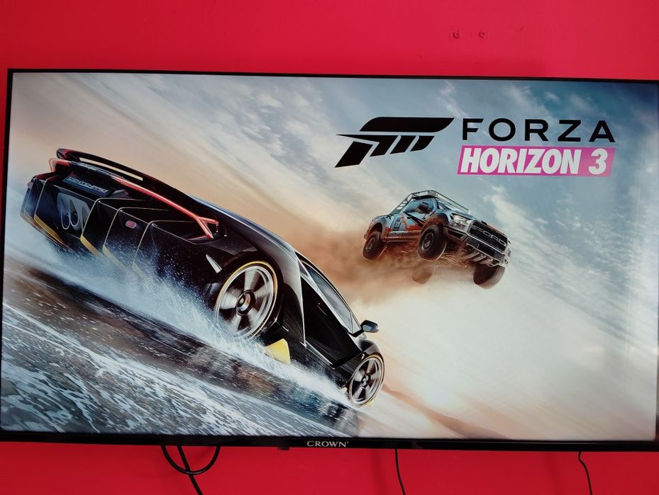 Xbox One S + контролер + 5 игри (вкл. Xbox 360)