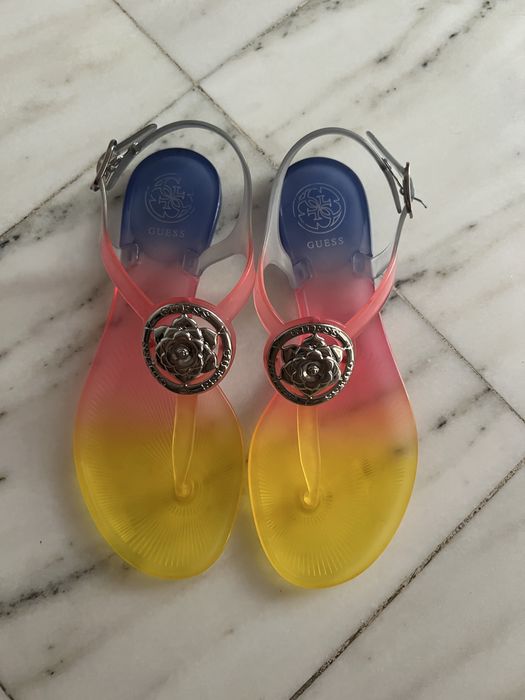 Разноцветни сандали Guess