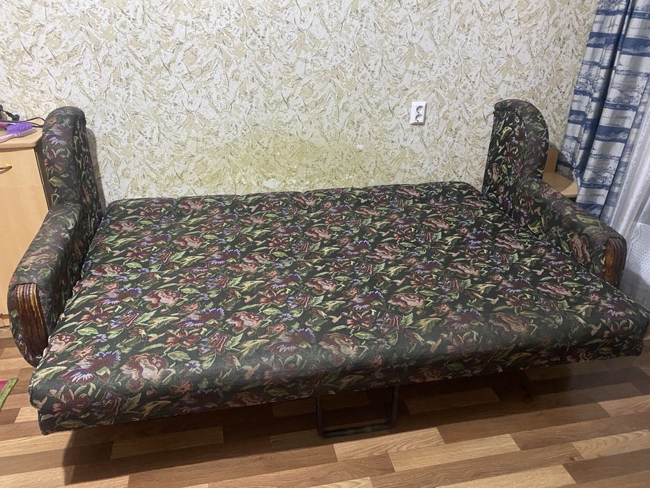 Отдам даром крепкий диван