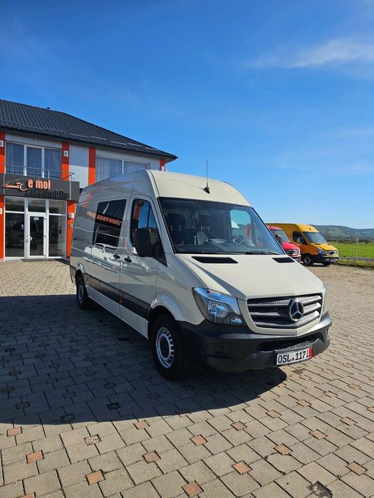 Mercedes-Benz Sprinter 316 CDI Model 2018 Climă Comenzi pe volan Pilot automat Navigație Mare Încălzire scaun șofer Scaun pe pernă aer Cameră video pe marșalier Banchetă 3 Locuri Rafturi metalice Mercedes Sprinter 316 CDI An Model 2018 Climă Comenzi volan