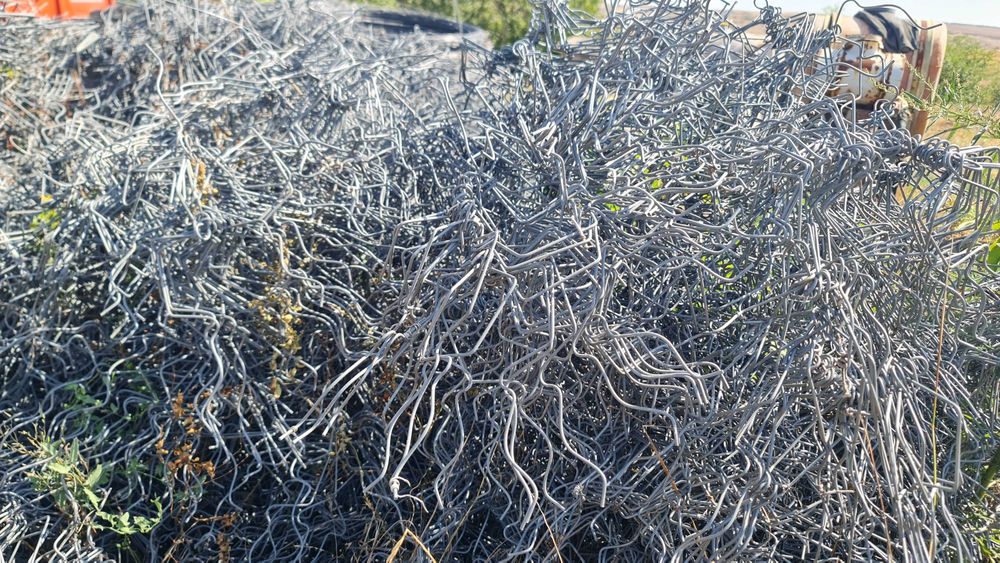 Tutori zincați profil U la 110 cm, pentru viță de vie, plus accesorii.