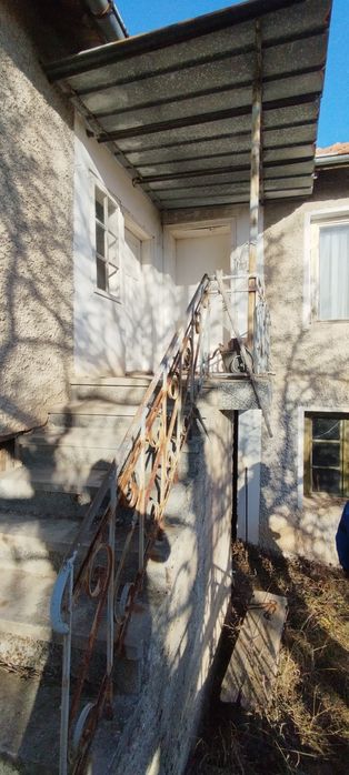Продава се двуетажна къща в село Садовик, област Перник