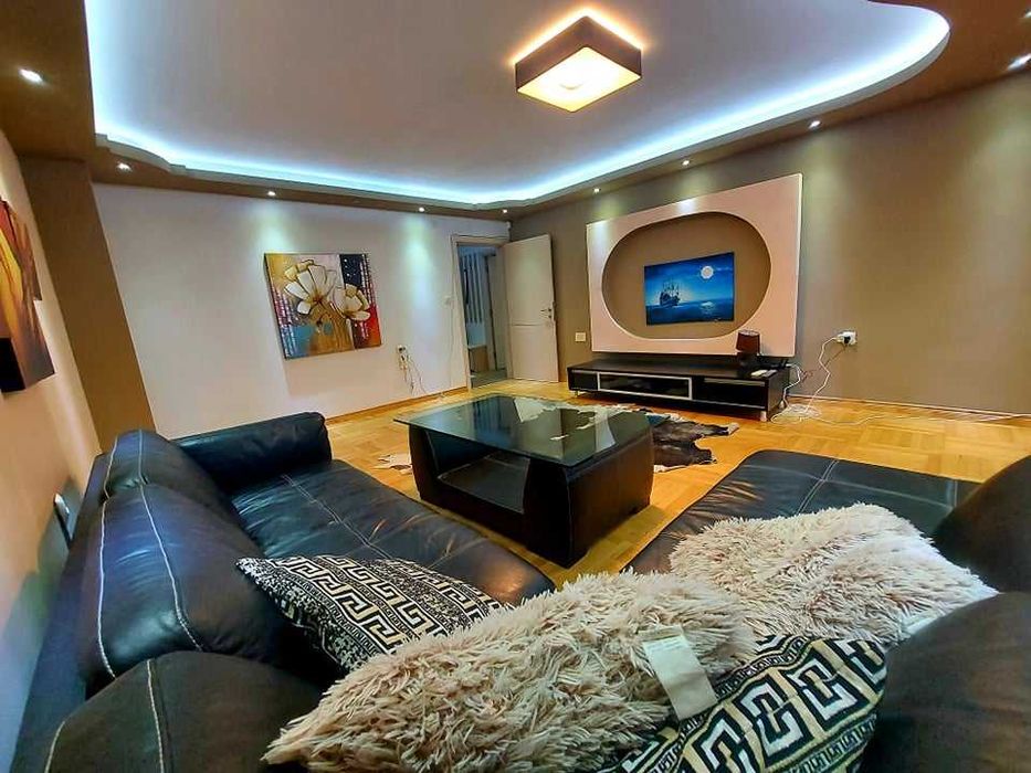 Дава се под наем Четиристаен апартамент в Бургас, Център - 160 кв.м за 408 € - Снимка #1