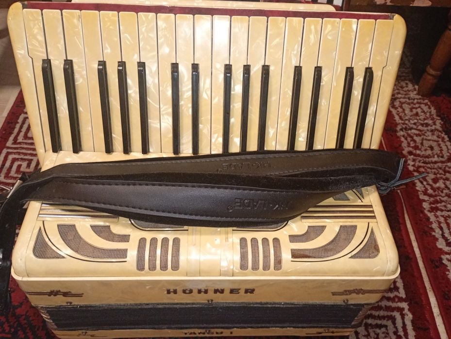 Vând acordeon Hohner tango 1