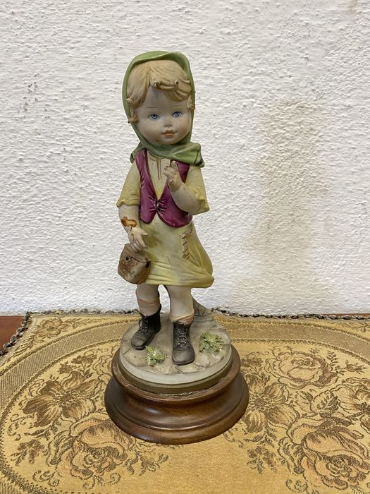 Стара италианска фигура от порцелан .