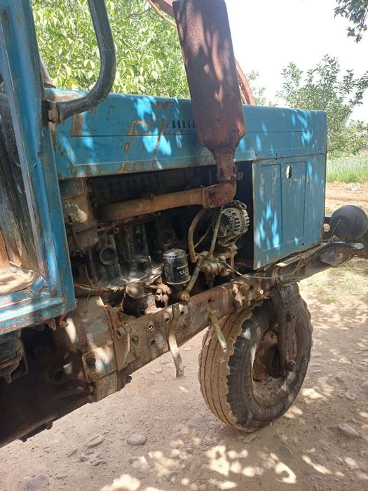 Traktor zo‘r qora mator zadni mos karopka gipayt xolatda ishga tayyor