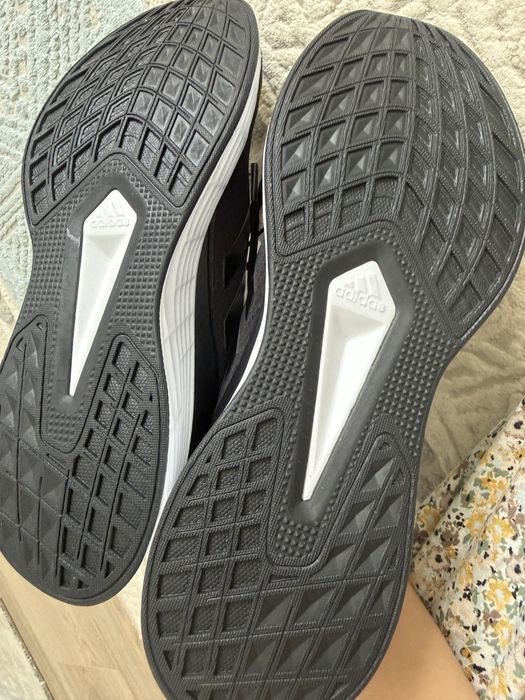 Кроссовки Adidas новые продам