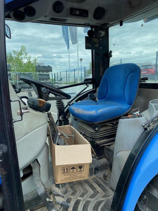 New Holland Boomer 3045 – cabină, încărcător frontal MX, 2 cupe