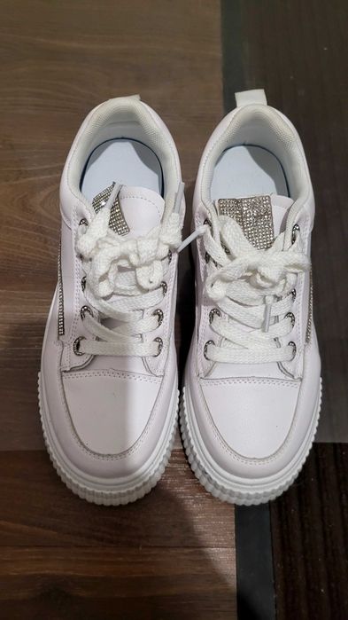 Кроссовки женские