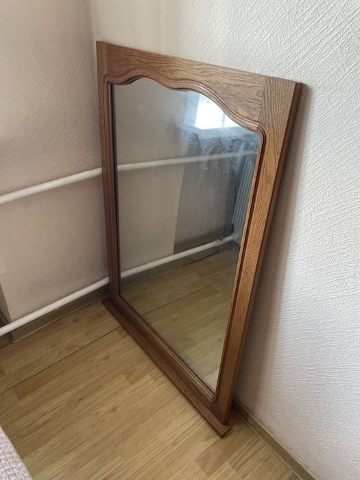 Большое зеркало в деревянной раме