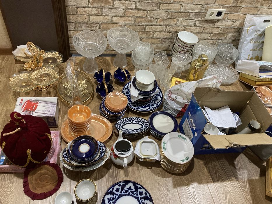 Разные посуды и хрусталь, чайники приборы