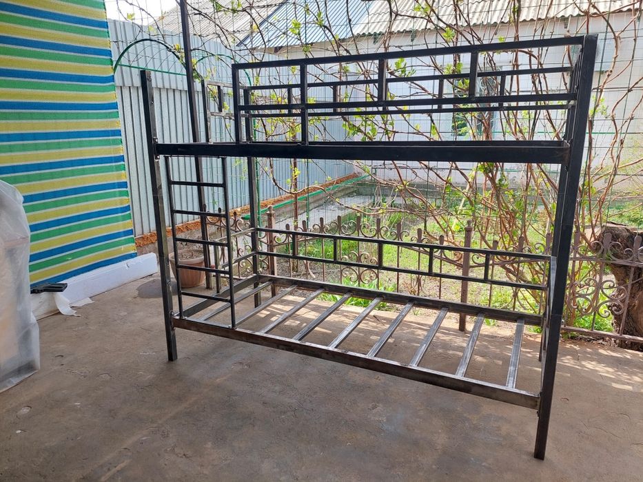 Кровать двухъярусная.