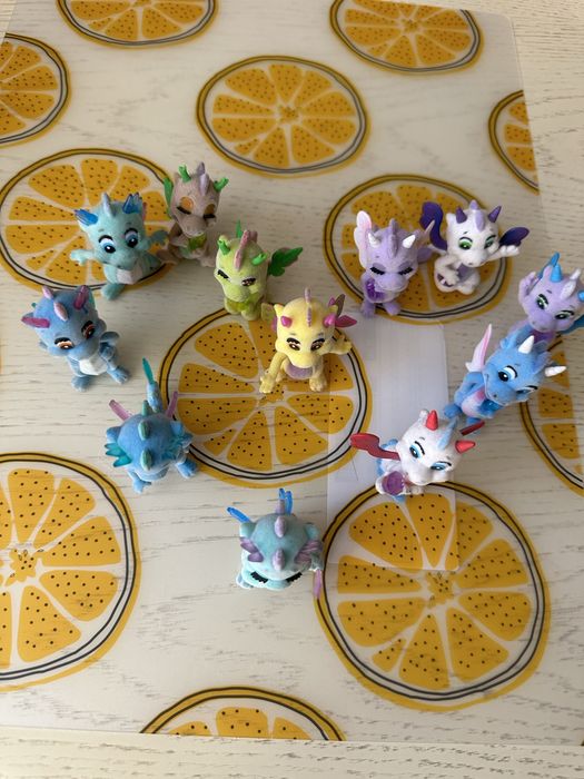 Продавам комплект пластмасови дракончета