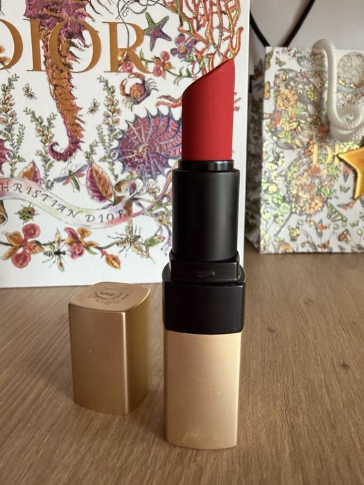 Ruj Bobbi Brown Luxe Matte culoarea Fever Pitch