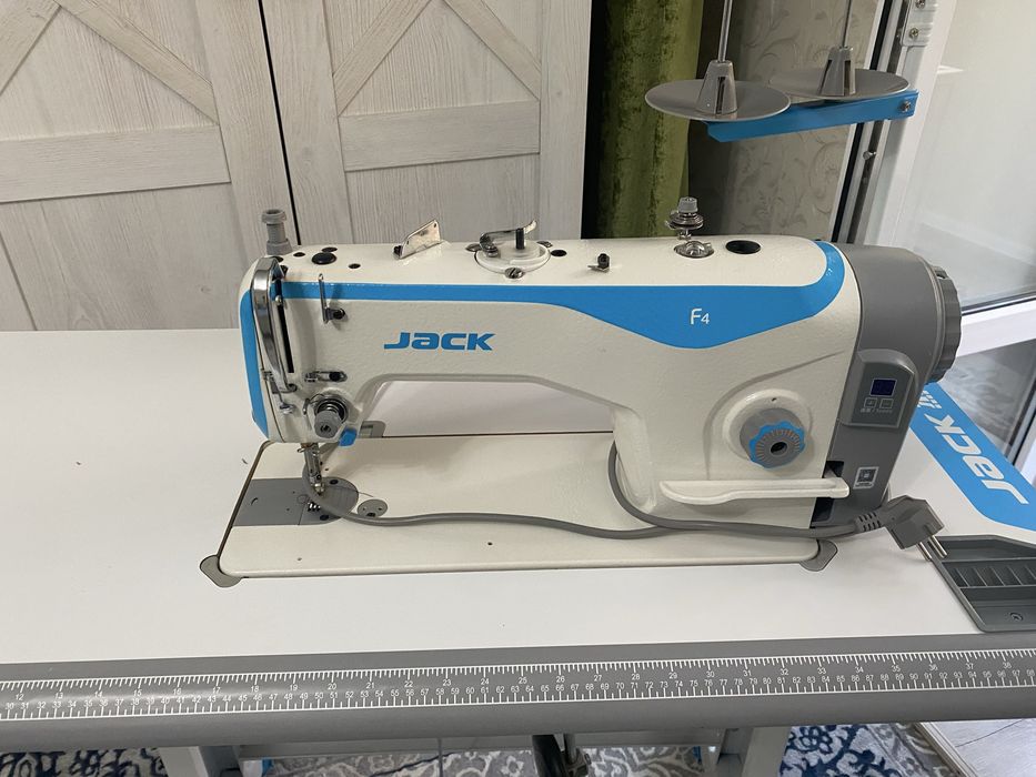 Продам швейную машинку Jack.