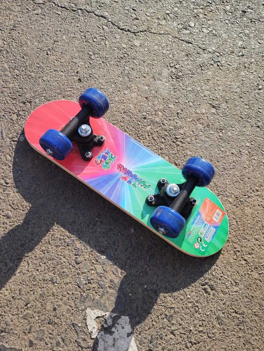 skateboard copii cu eroi in pijamale