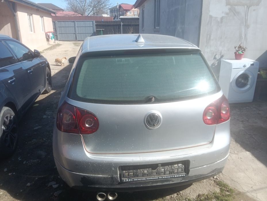Vând golf 5 pentru piese