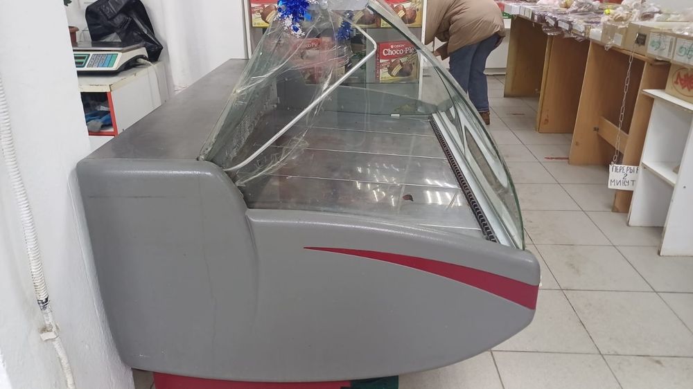 Продам холодильную витрину