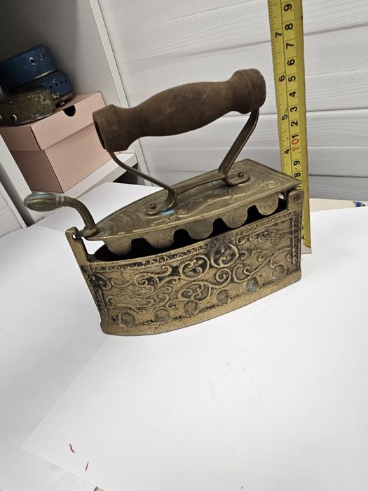 Fier ce călcat din bronz.