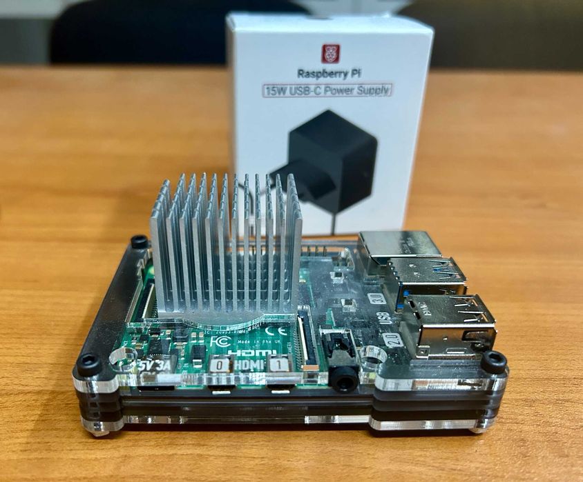 Raspberry Pi 4 4GB RAM и 15” Full HD монитор