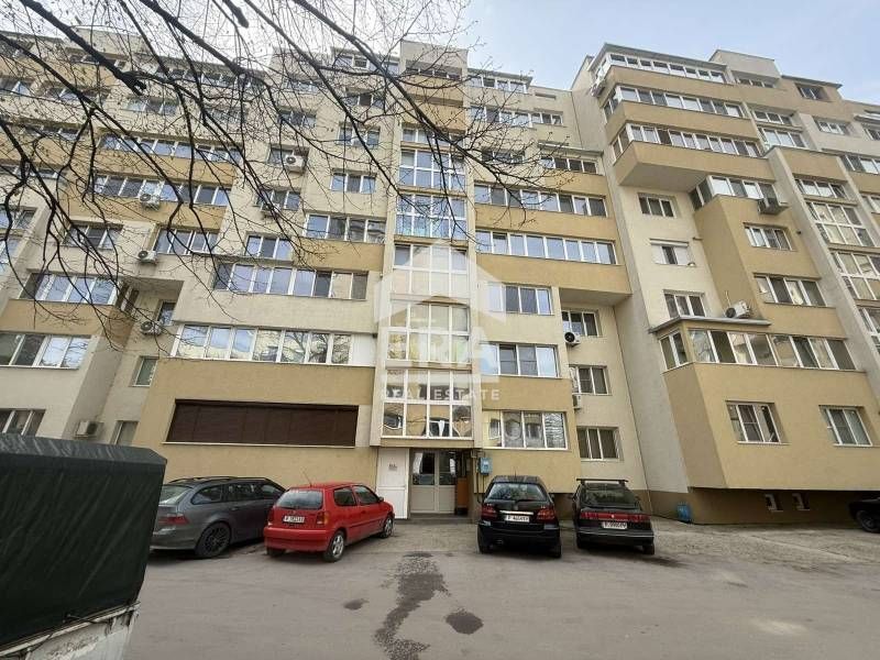 Просторен четиристаен апартамент в санирана жилищна сграда, ж.к. Родин
