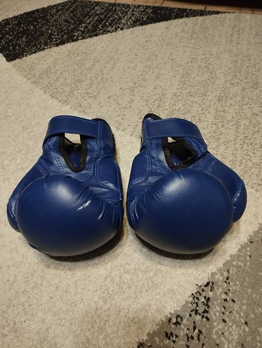 детские боксёрские перчатки.