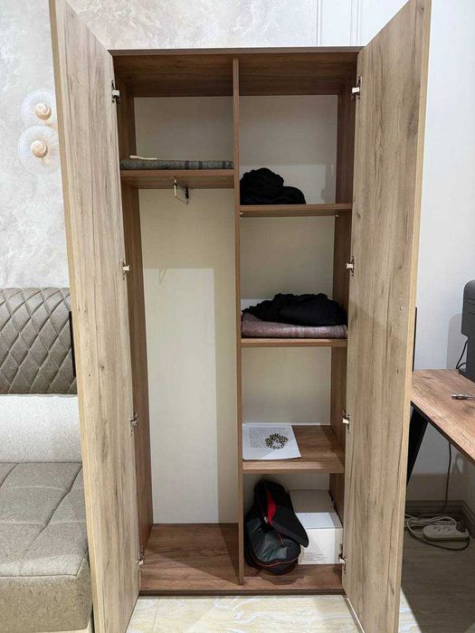 Продам офисный стол и шкаф