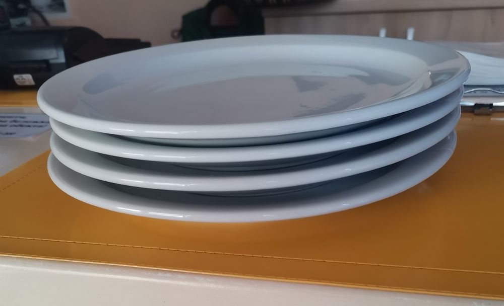 Порцеланови бели чинии, 25 см - диаметър.