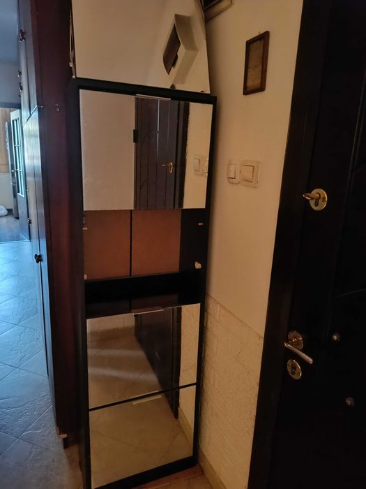 шкаф с огледала за обувки