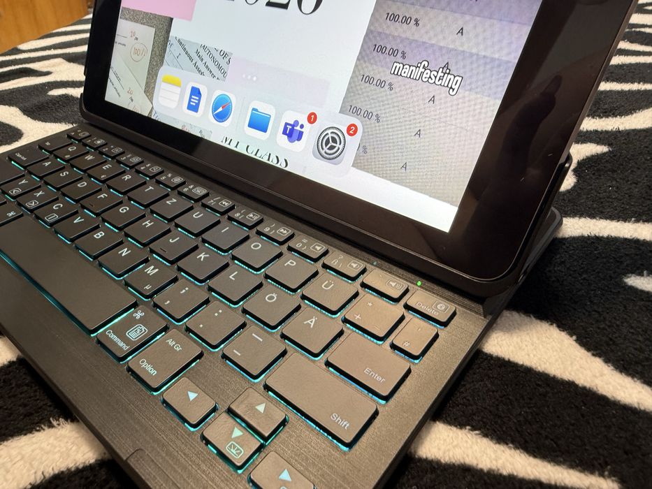 Ipad Air 1 Silver + 2 Huse Premium cu Tastatura Bluetooth