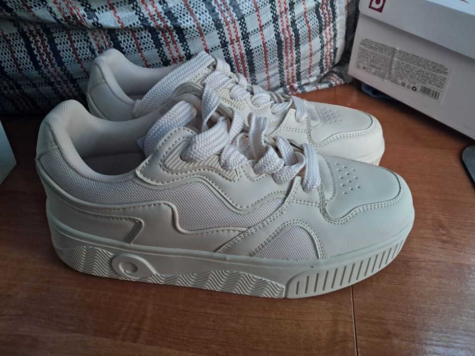 Продам две пары новых кроссовок