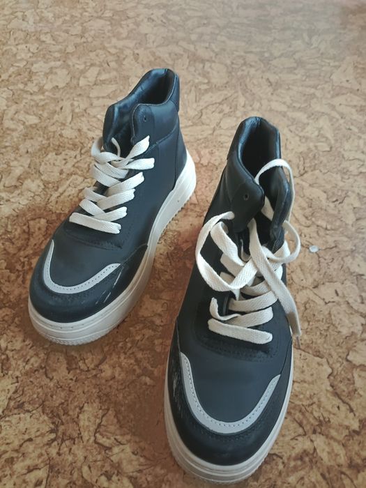 Женские кроссовки