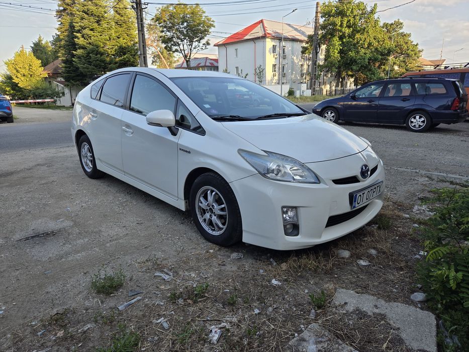 Toyota prius benzină-hybrid