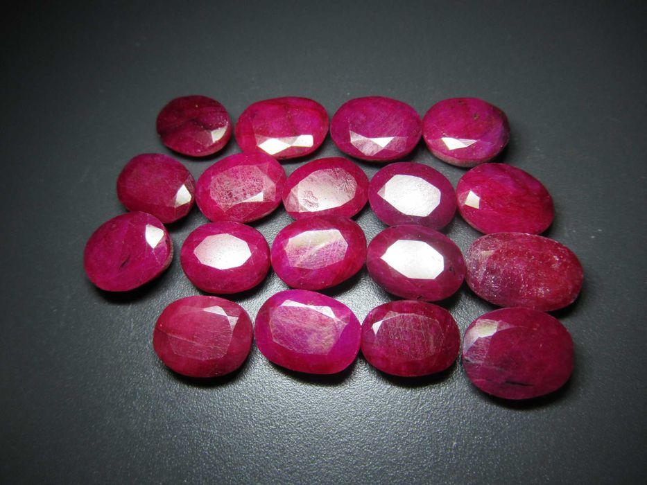 Изумруди,Рубин Зоисит,Ларимари,Шпинел,Опушен кварц,Опали,Рубини